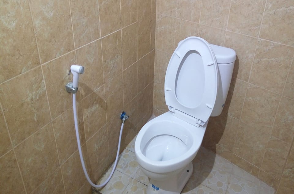 Economy Twin Room, 1 Bedroom | Bathroom | Shower, towels