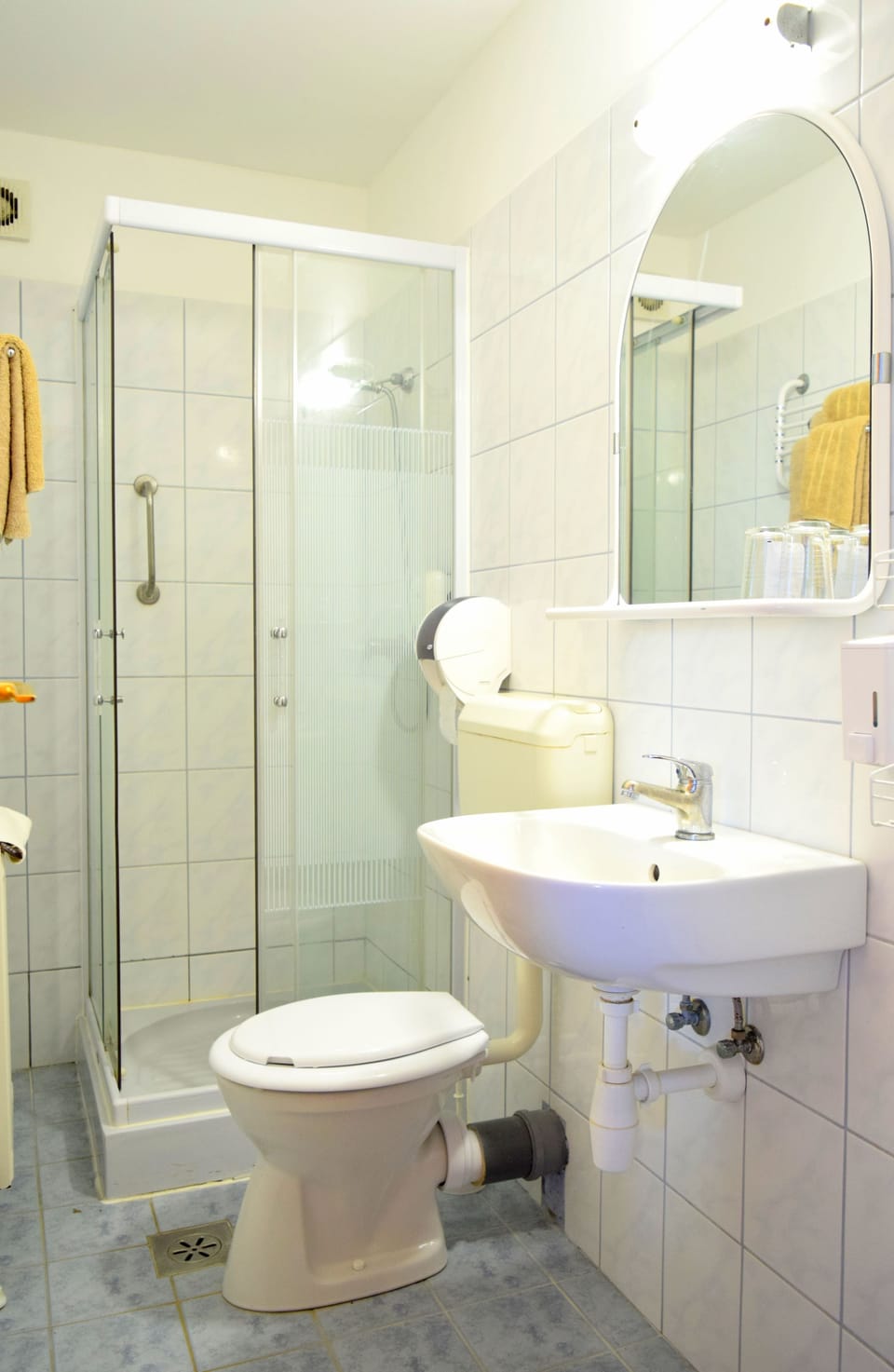 Standard Room | Bathroom | Shower, free toiletries, towels