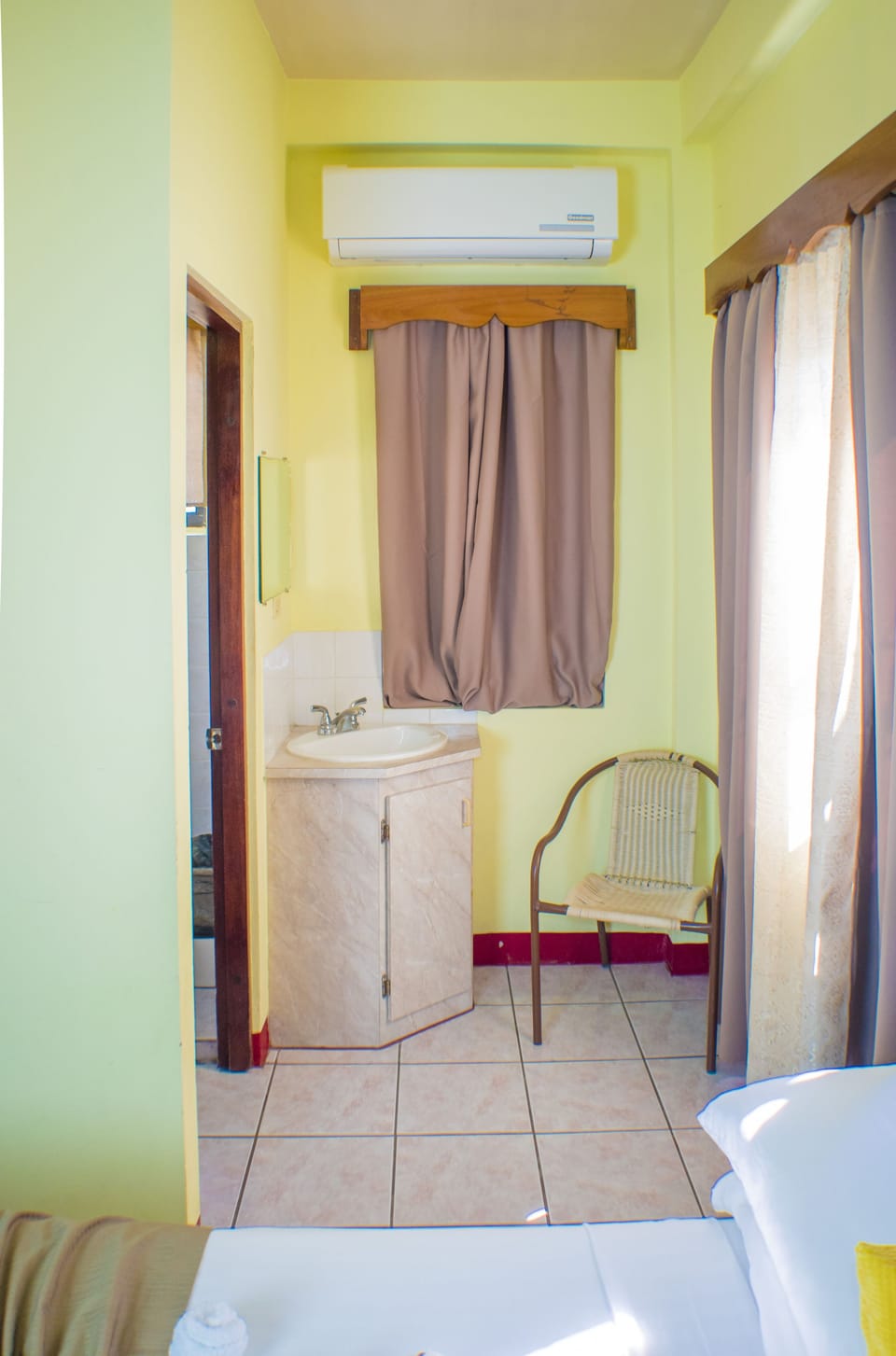 Deluxe Triple Room, 1 Double Bed, 1 Single Bed, Non Smoking | Bathroom sink