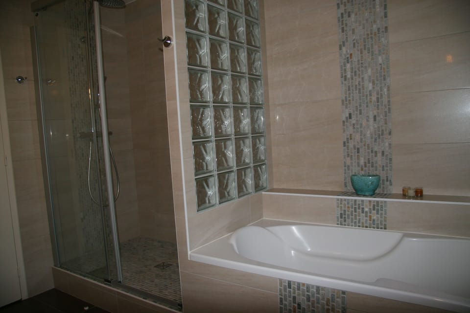Royal Suite (Au pied de la Cathédrale ) | Bathroom | Separate tub and shower, free toiletries, bathrobes, slippers