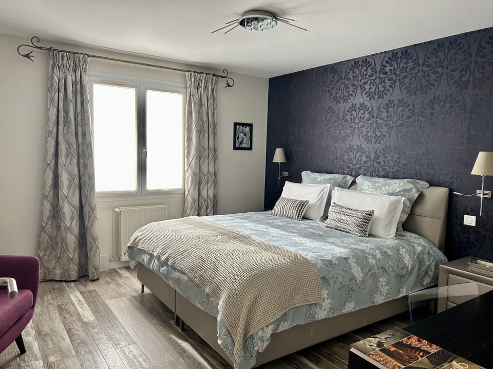 Royal Suite (Au pied de la Cathédrale ) | 1 bedroom, premium bedding, minibar, in-room safe
