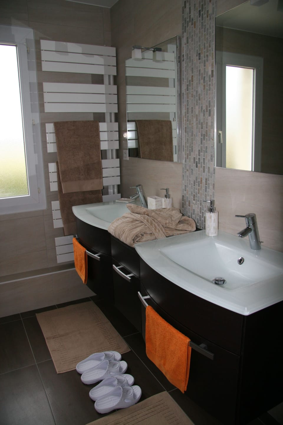Royal Suite (Au pied de la Cathédrale ) | Bathroom amenities | Separate tub and shower, free toiletries, bathrobes, slippers