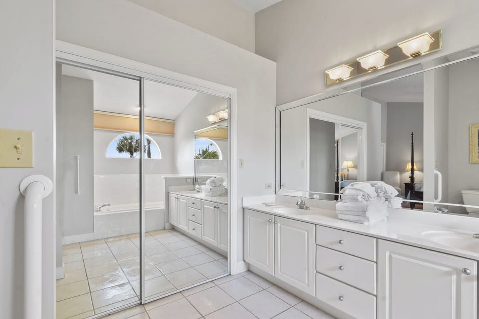 Bathroom 1 (en suite)