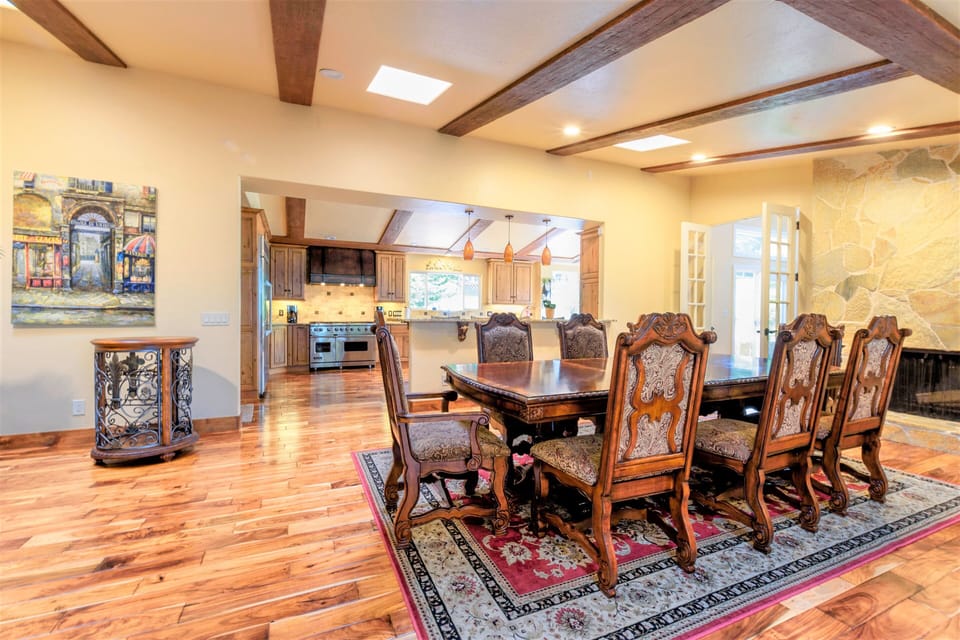 LUXURY GOLFERS DREAM RETREAT BY THE LODGE FORMAL DINNING FOR 8
