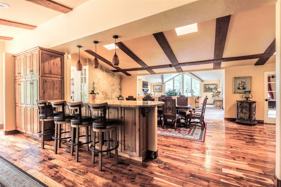 LUXURY GOLFERS DREAM RETREAT BY THE LODGE BREAKFAST AREA