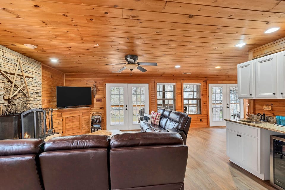 Getaway on Little River Living Room