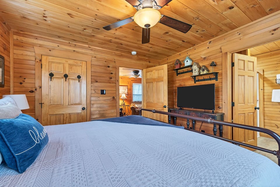 Getaway on Little River Main level TV