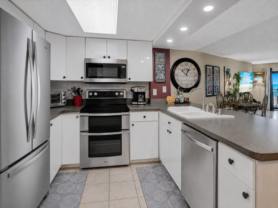 Your kitchen awaits with all the essentials for home-cooked meals—bright counters, full-size appliances, and all the space you need to feel right at home.