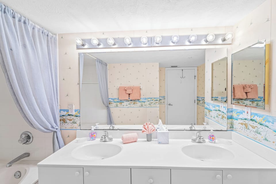 Double vanity and garden tub