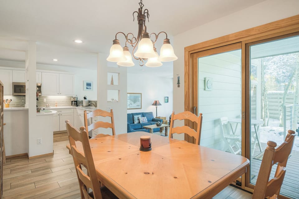 RG106C Dining Area