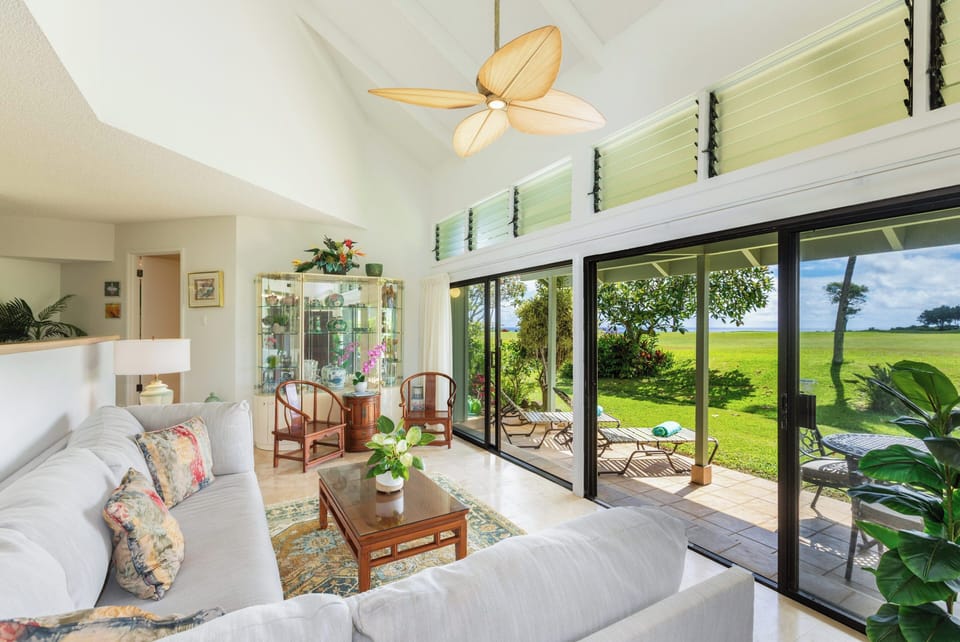 Comfortable living room - lanai
