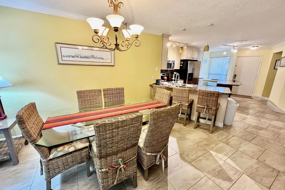 Dining/Bar area