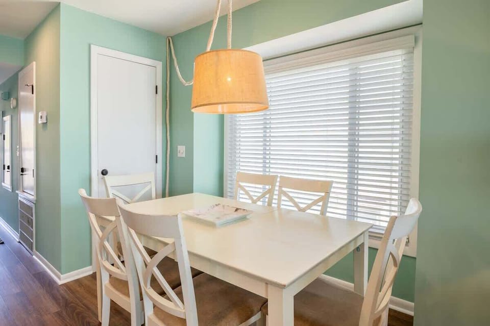 Seating for 4 at Dining Table