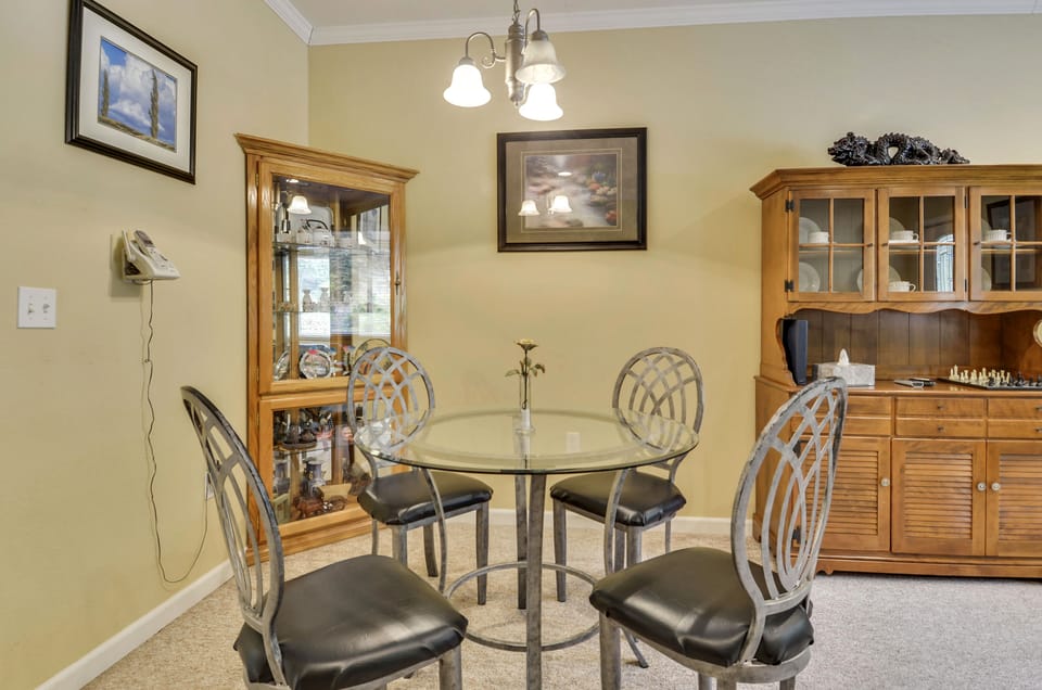 Suite: Dining area for four.