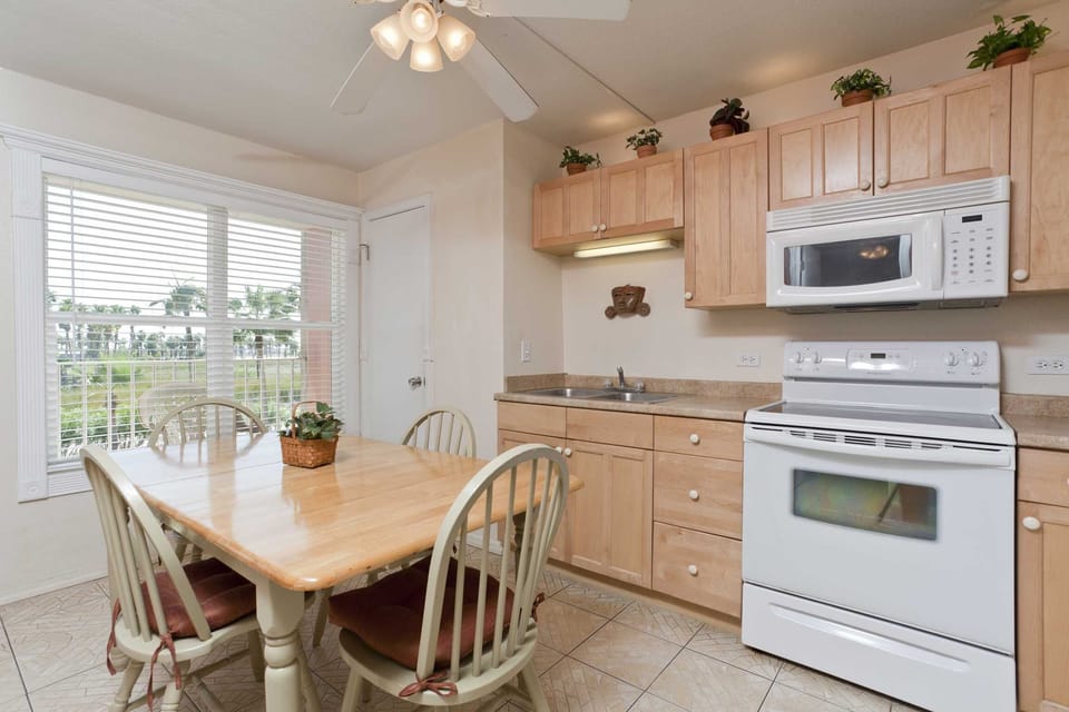Our South Padre Island condo rentals have fully equipped kitchens. Our Gulfview II condo has a lovely kitchen and dining space. For all of your local ingredients check out the charming grocery down the road Blue Marlin! 