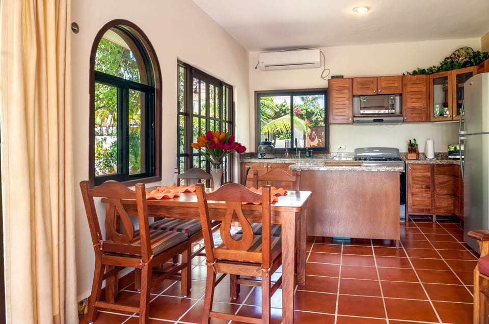 Kitchen and dining area - Enjoy a leisurely breakfast before you stroll to the beach.