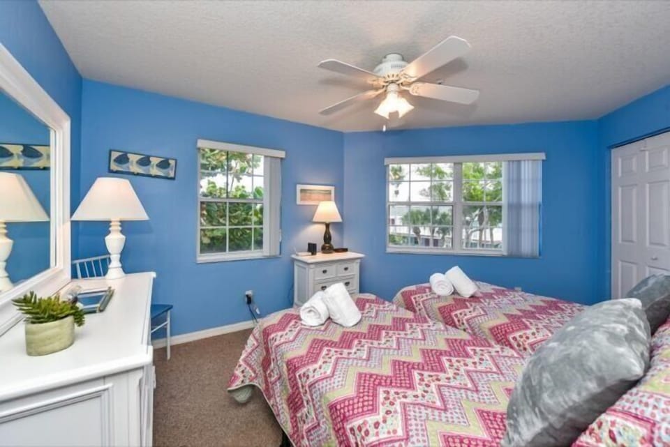 TWIN BEDROOM