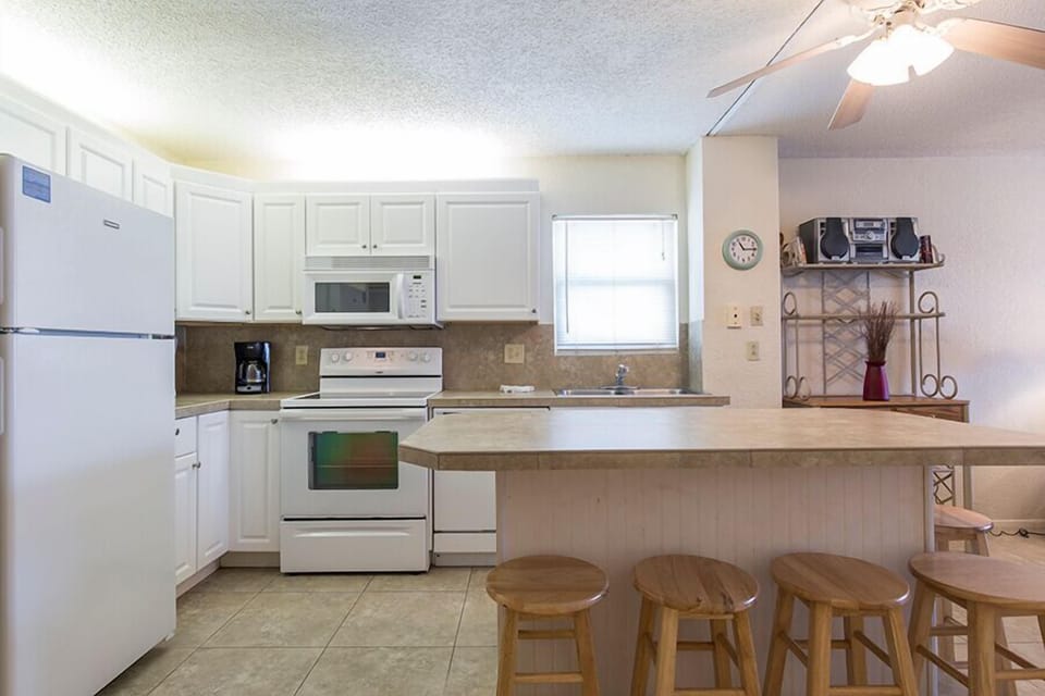 Our kitchen has a bar with extra seating for entertaining, snacking, or getting ready to cook. A fully equipped kitchen will take your vacation to another level. Buen provecho!