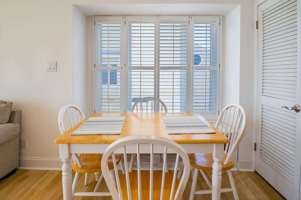 Dining Table Seats 4