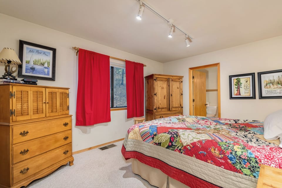 Bedroom 1 (Primary, Main Level)