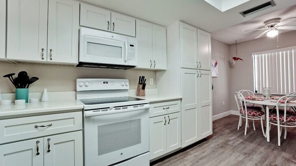 Kitchen & Breakfast Nook
