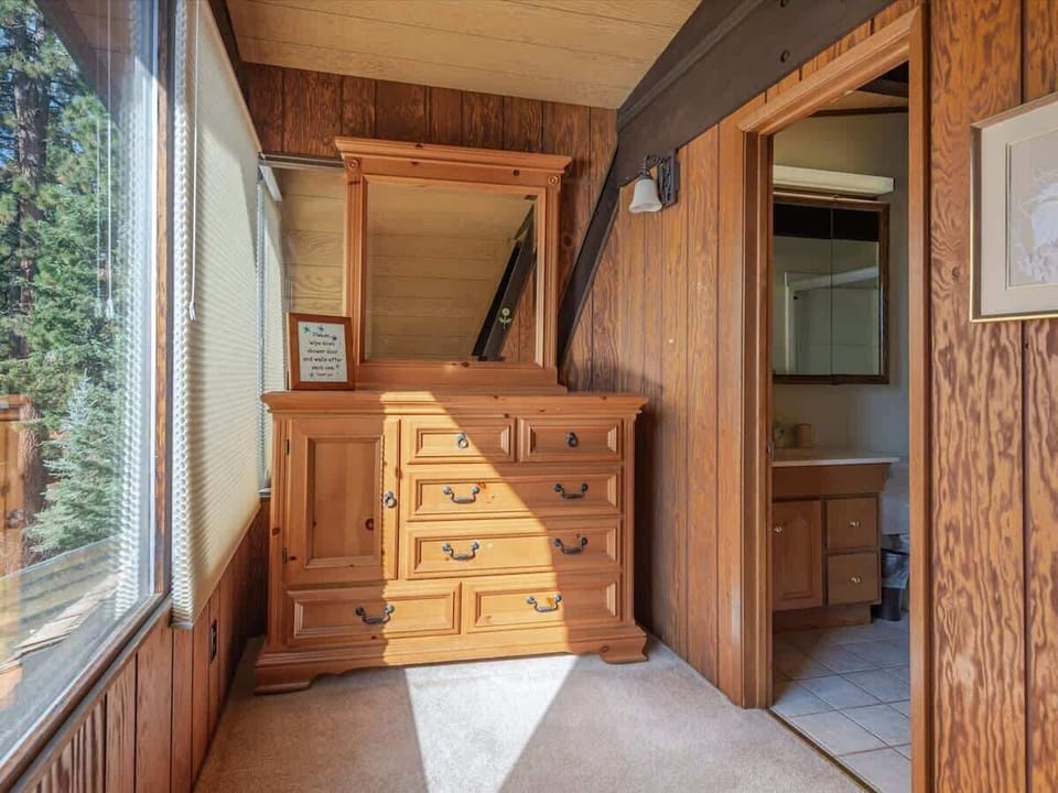 Entry area to Master bathroom
