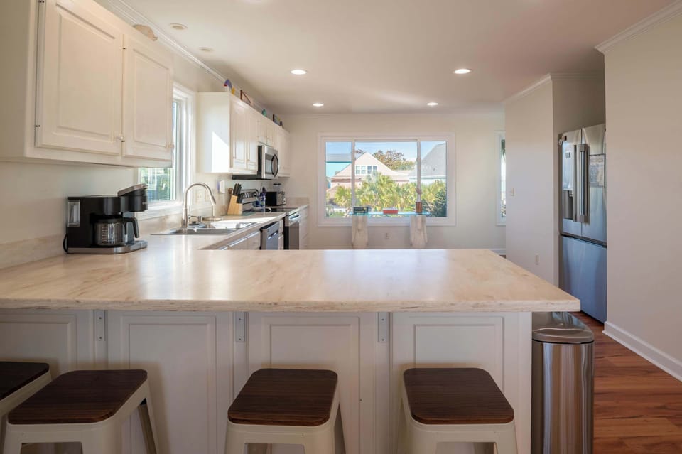 Level 2-Kitchen with Granite Counters