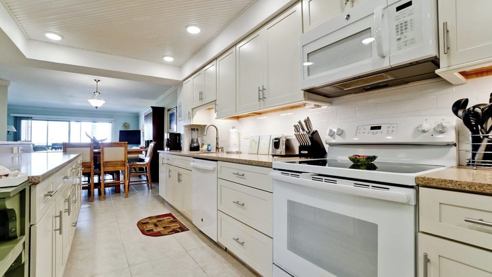 Kitchen & Dining Area