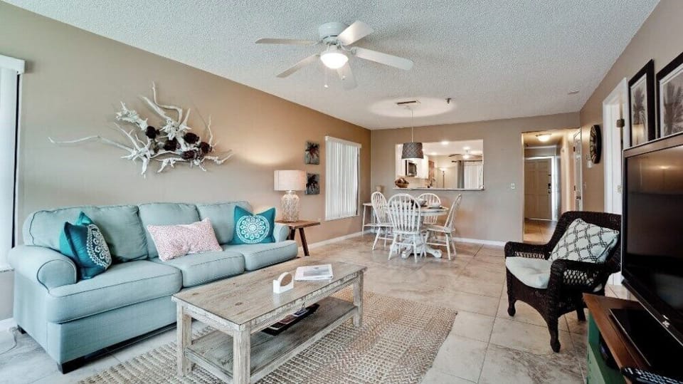 Living Room/Dining Area