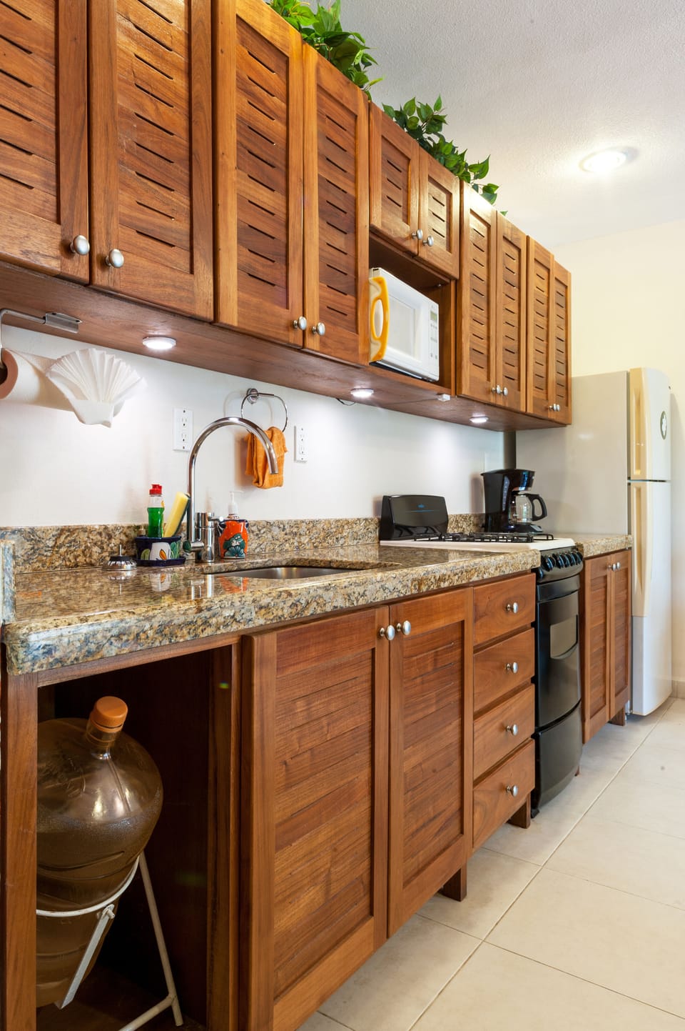 Kitchen - Kitchen equiped with all the ameneties if you choose to eat in.