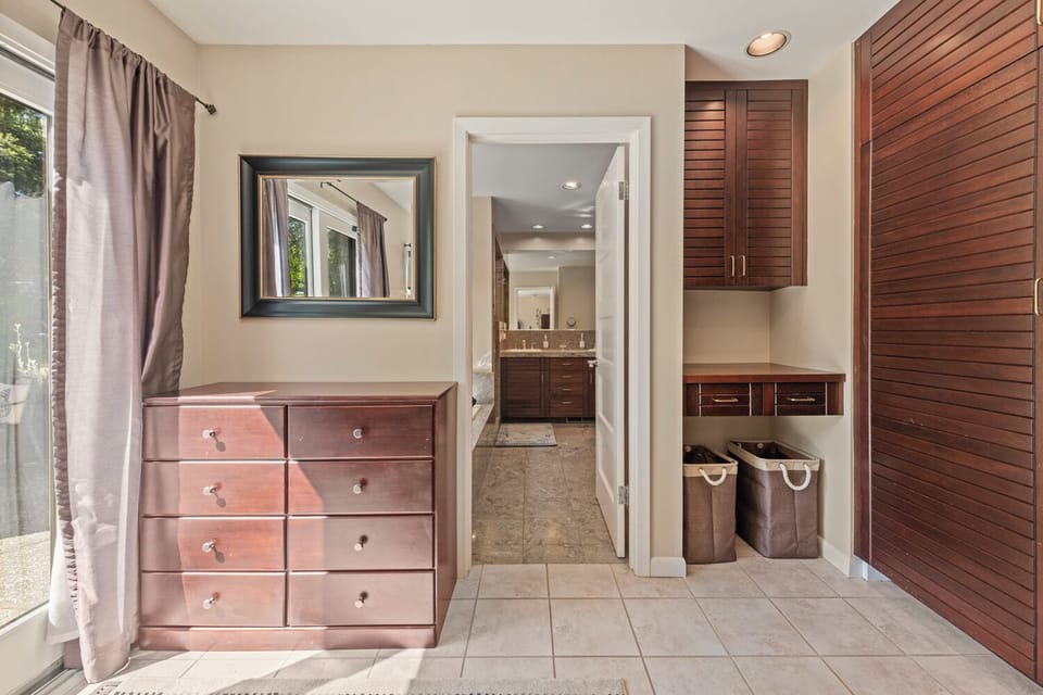storage and direct access to the primary bath