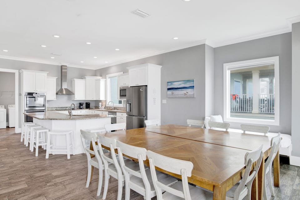The expansive dining area has a Twin Bed alcove - sleeps 1