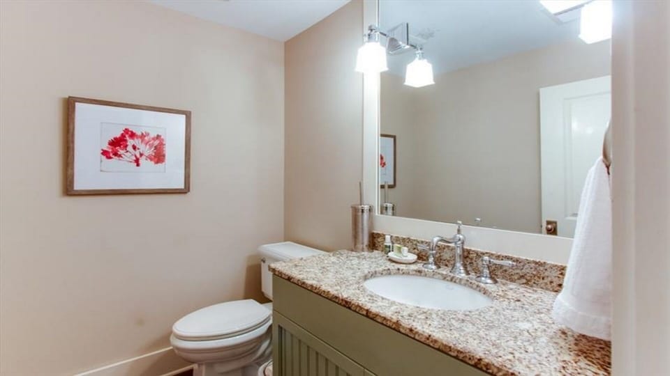 Upstairs 1/2 Bathroom