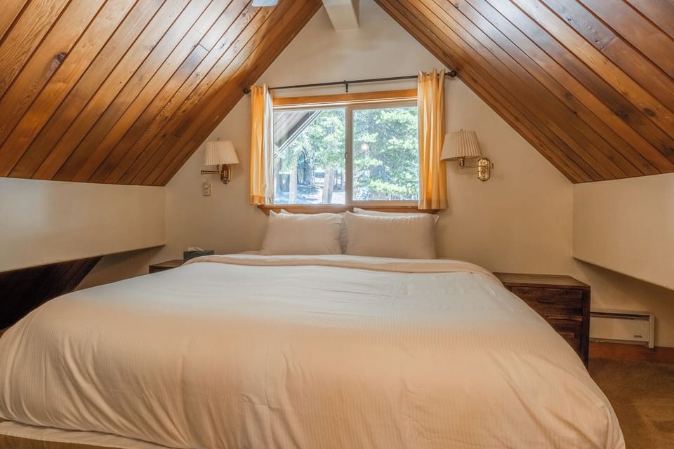 Chalet 7 upstairs bedroom