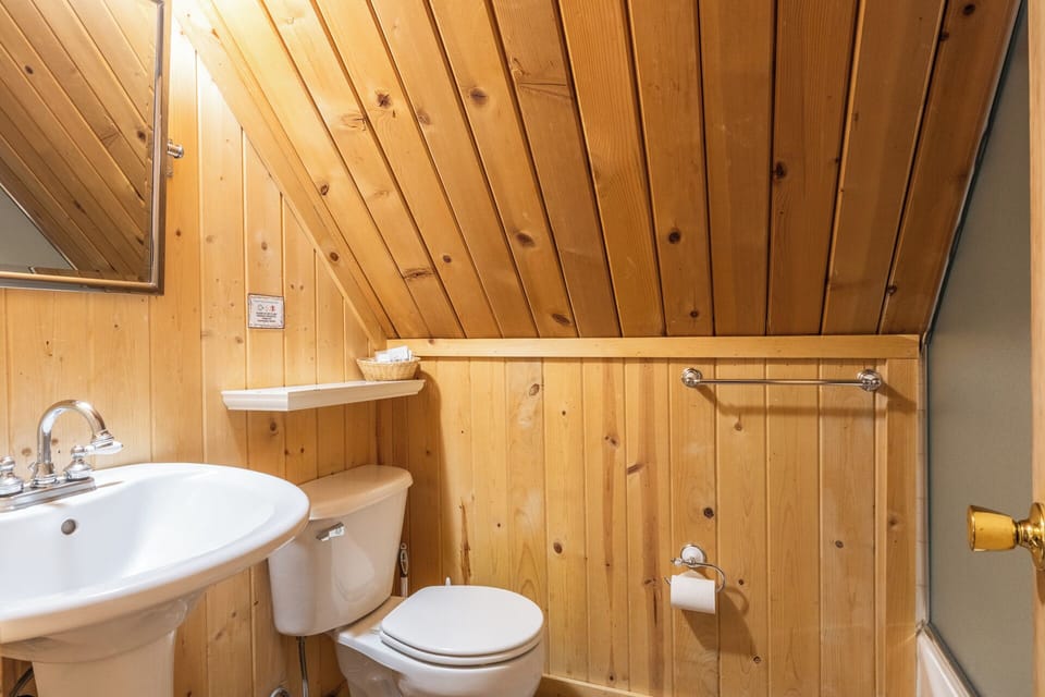 Chalet 23 upstairs bathroom