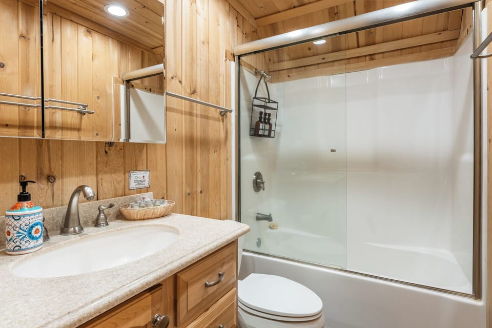 Chalet 23 downstairs bathroom