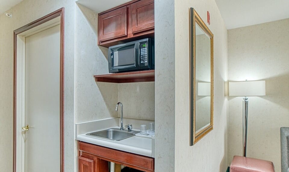 Executive Room, 1 King Bed with Sofa bed | Private kitchenette | Fridge, microwave, coffee/tea maker