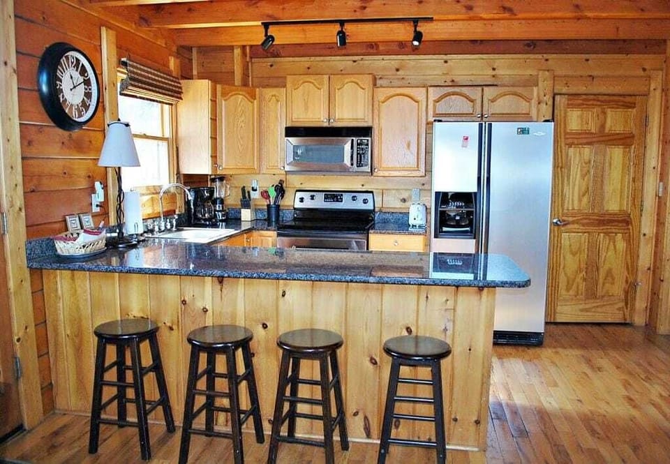 Kitchen w/Eat-In Bar