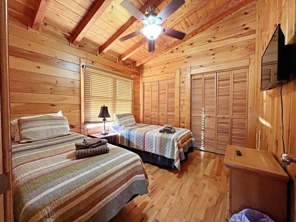 3rd Bedroom, Upper Level, 2 Twin Beds, Smart TV
