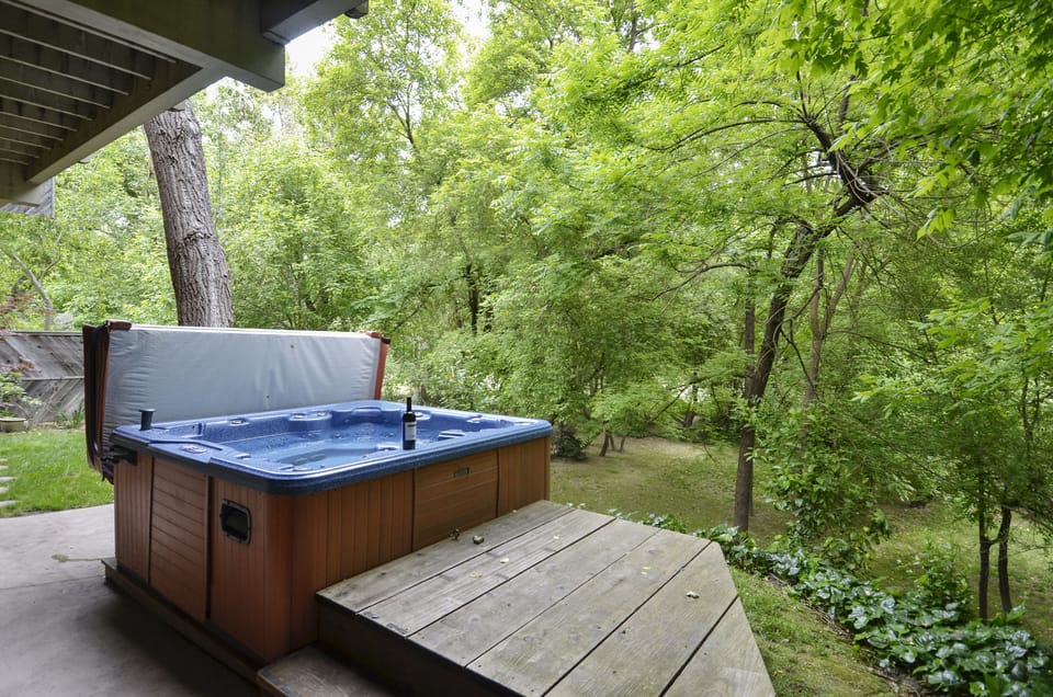 One of 2 hot tubs - Contente.