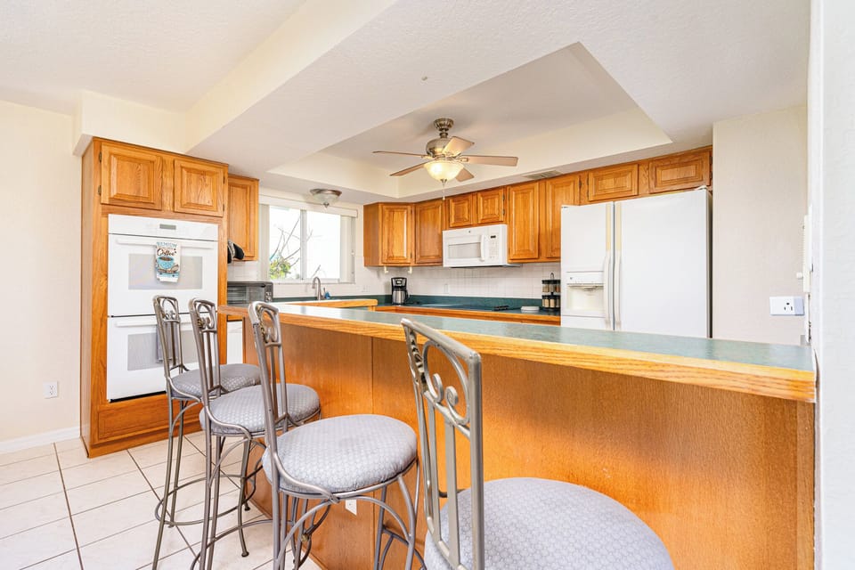 Kitchen with eat-in bar