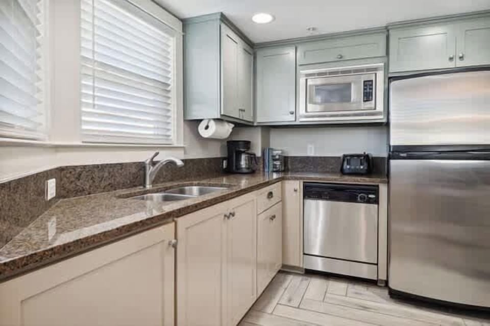 Sleek & bright kitchen!
