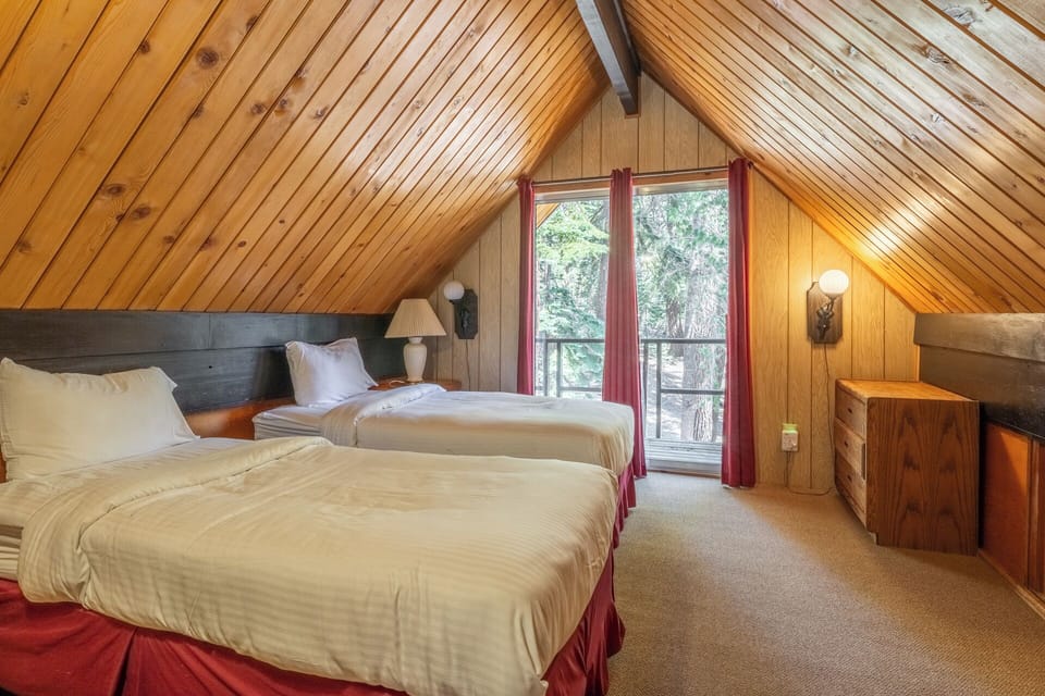 Chalet 25 upstairs bedroom