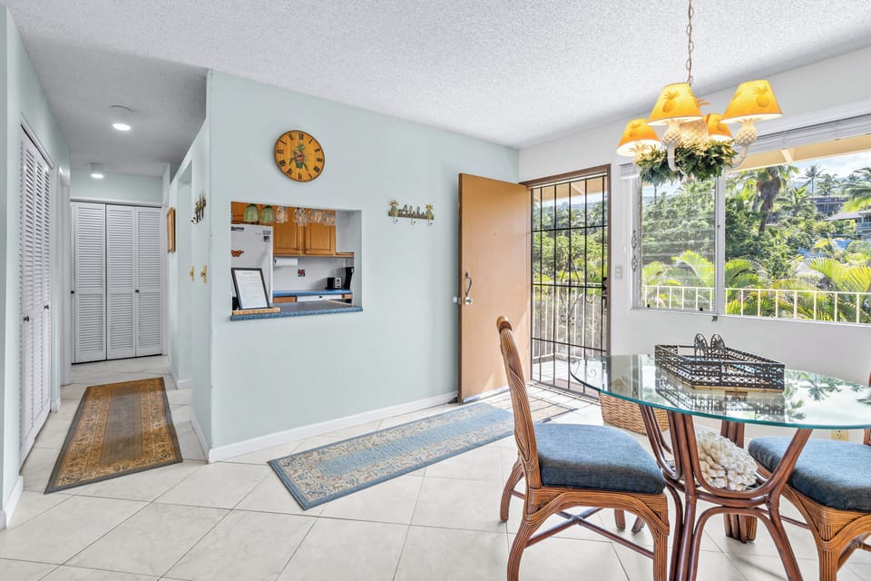 Dining area/kitchen
