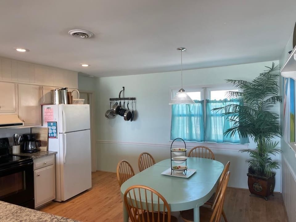 Kitchen with Dining Table for 6