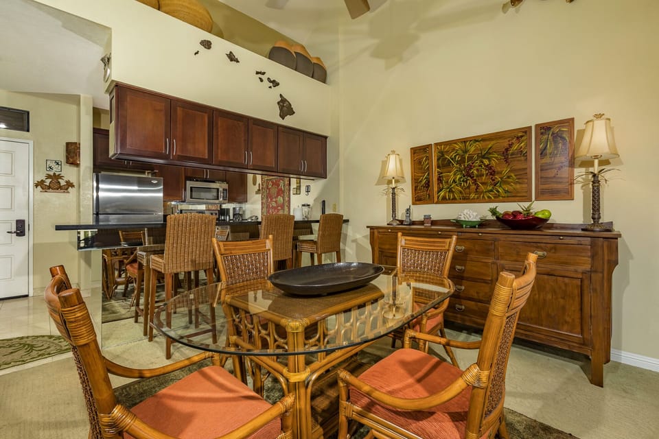 Gather in comfort surrounded by Maui’s natural light