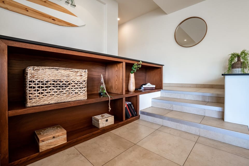 Front entry way steps down to the entertaining room