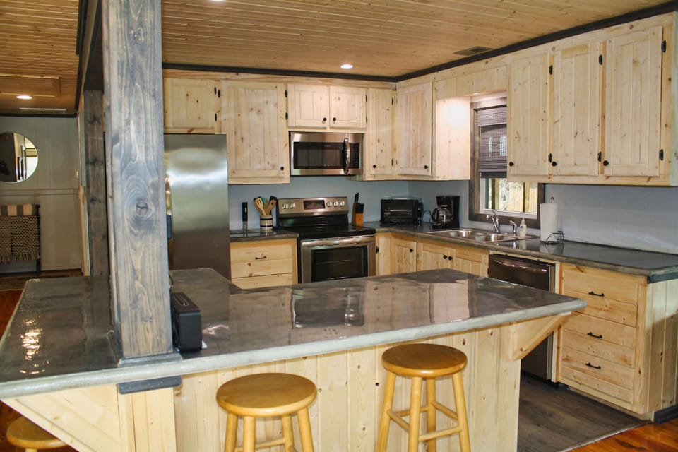 The Bunk House at Leatherwood Mountains