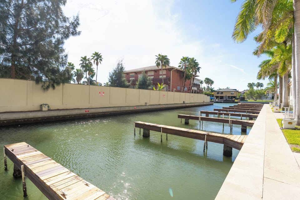 Boating families love Las Marinas on South Padre Island! Sail into the getaway you've been waiting for!