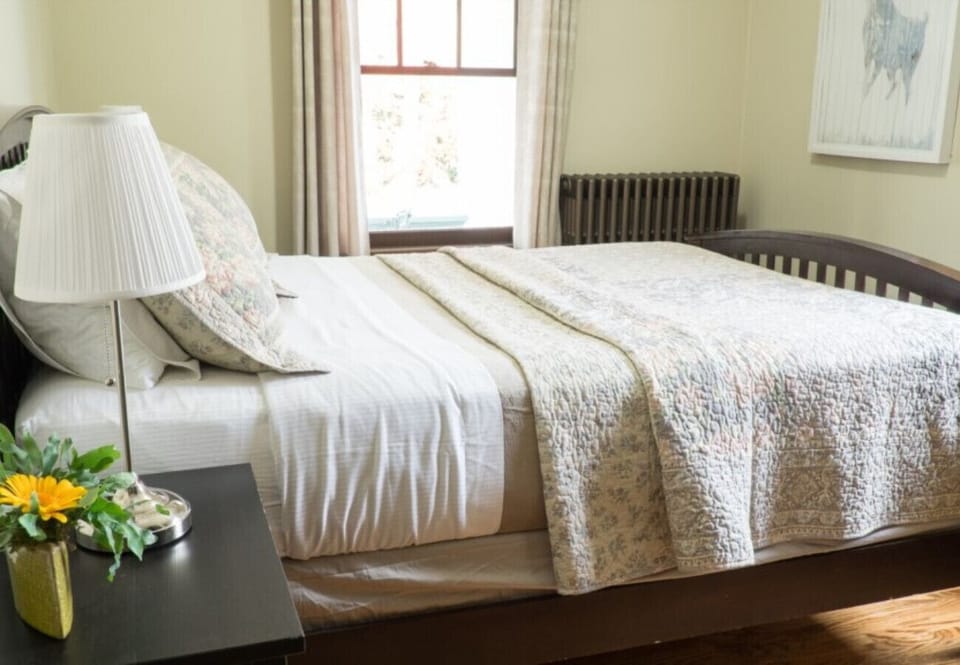 Sleeps 6 - Captain's Quarters - Niagara-on-the-Lake